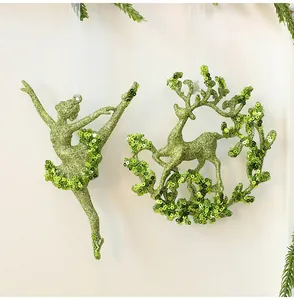 Detailansicht der lindgrünen Glitzer-Ballerina- und Rentier-Weihnachtsanhänger.