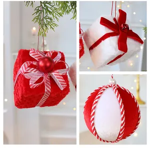 Primer plano de adornos de peluche rojos y blancos para el árbol de Navidad en detalle.