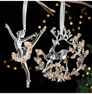 Detail von Acryl-Weihnachtsanhängern mit Ballerina und Rentier, verziert mit Goldpailletten