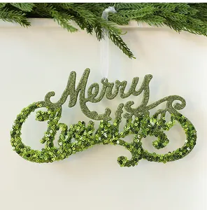 Detailansicht grüner Pailletten Merry Christmas Anhänger mit funkelndem Glitzereffekt