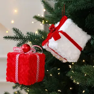 Detalle de cajas de regalo de Navidad de felpa roja y blanca de 10 cm colgando