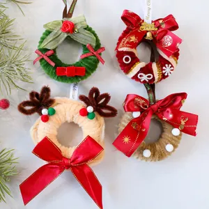 Ghirlande di Natale in scovolino fatte a mano con fiocchi per decorare l'albero