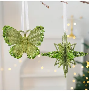 Nahaufnahme von hellgrünen Pailletten-Schmetterling und Stern Weihnachtsanhänger