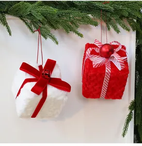 Detalle de adornos de caja de regalo de Navidad rojos y blancos con lazos de cinta.