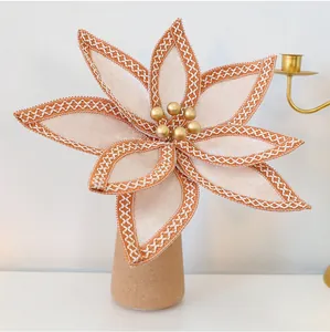 Gros plan d'une élégante fleur de Noël en velours artificiel avec baies dorées
