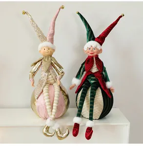 Detaillierte Ansicht zweier dekorativer Weihnachtselfen-Puppen in festlichen Outfits