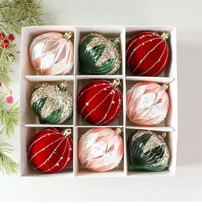 Detalle de 9 bolas de Navidad pintadas de 8 cm en una caja de presentación blanca