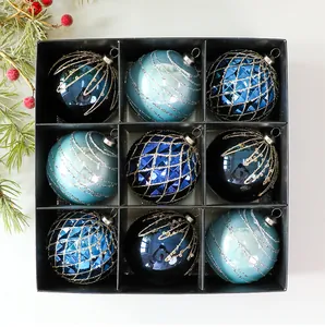 Juego detallado de nueve bolas de Navidad de 8 cm pintadas en azul y negro en caja