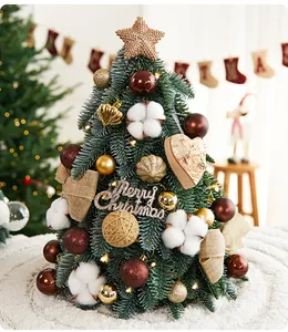 Vista detallada del árbol de Navidad de sobremesa decorado con adorni y estrella