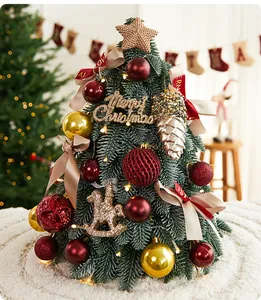 Elegante mini árbol de Navidad con bolas rojas y doradas para decoración de mesa festiva