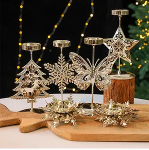Sammlung dekorativer goldener Weihnachtskerzenständer aus Eisen mit Baum- und Sternmotiven