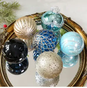 Vista detallada de bolas de Navidad pintadas de 8 cm con acabados brillantes y texturizados.