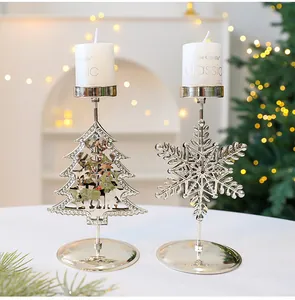 Detailaufnahme silberner Eisen-Weihnachtskerzenhalter mit Baum- und Schneeflockendesign