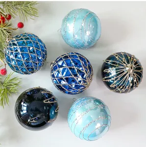 Vista de detalle de bolas de Navidad azules de 8 cm con purpurina y lentejuelas