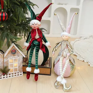 Detaillierte Anzeige von rot-grünen Weihnachts-Elfenpuppen auf dekorativen Kugeln