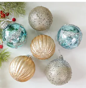 Vista detallada de bolas de Navidad pintadas de 8 cm con purpurina y texturas nervadas