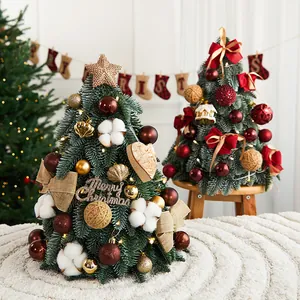 Árbol de Navidad de mesa con adornos rojos y blancos, algodón y estrella superior