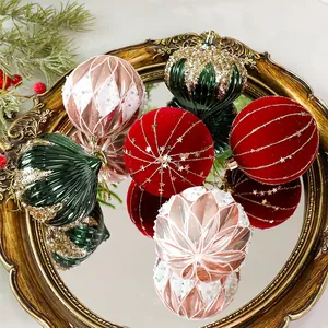Primer plano de bolas de Navidad de 8 cm en una bandeja de espejo dorada vintage