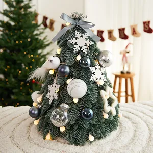 Mini árbol de Navidad de sobremesa con adornos azules y blancos y luces LED cálidas