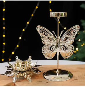 Detailansicht eleganter goldener Schmetterling und Schneeflocke Metall Kerzenhalter