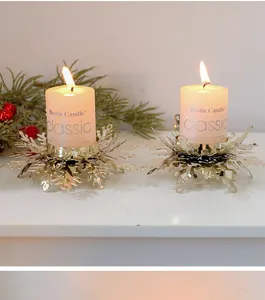 Detailansicht von zwei eleganten goldenen Schneeflocken-Kerzenhaltern aus Eisen