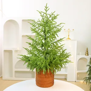 Sapin de Noël artificiel réaliste en pin de Norfolk dans un panier pour décor de fête
