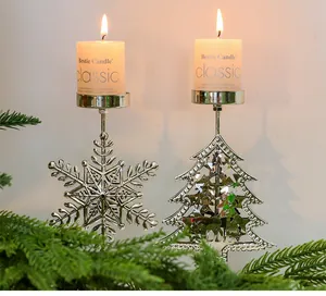 Detail von silbernen Schneeflocken- und Weihnachtsbaum-Kerzenhaltern aus Eisen