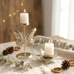 Goldene Schmetterlings- und Schneeflocken-Kerzenhalter aus Eisen in weihnachtlicher Umgebung