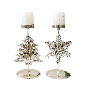 Elegante silberne Weihnachtskerzenhalter in Baum- und Schneeflockenform für den Tisch.