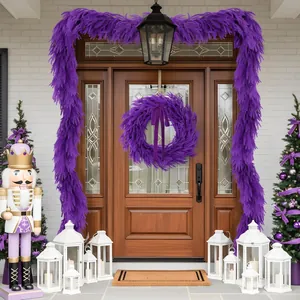 Ghirlanda e corona viola di pino di Norfolk per la decorazione della porta di Natale