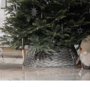 Gros plan détaillé d'un collier de base de sapin de Noël en osier gris tissé à la main