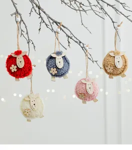 Set de cinco adornos de oveja de fieltro de lana coloridos para decoración navideña