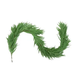 Dettaglio ravvicinato di una ghirlanda di pino di Norfolk verde per decorazioni natalizie
