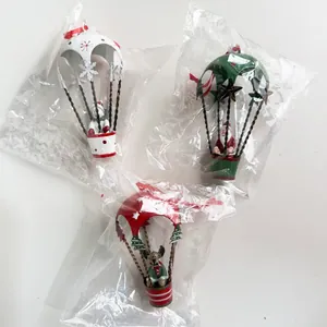 Set di tre decorazioni natalizie a paracadute in ferro in confezione individuale di plastica