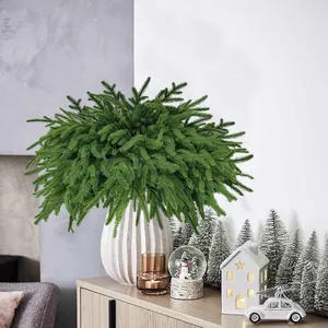 Branches de pin de Norfolk verdoyantes dans un vase en céramique blanc pour Noël