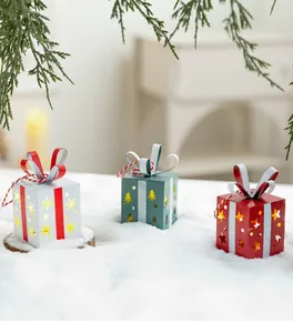 Vue détaillée de trois boîtes cadeaux de Noël lumineuses en fer avec divers motifs