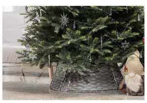 Vue détaillée d'une bordure de pied de sapin de Noël tressée à la main en osier gris