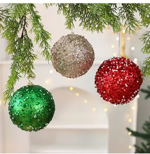 Gros plan de boules de Noël de 10cm avec paillettes brillantes et perles sur le sapin