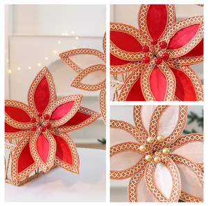 Détail macro de fleurs de Noël en velours artificiel avec des bordures tressées