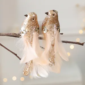Detailopname van gouden glinstervogels met lange perzikveren voor feestelijke kerstversiering.