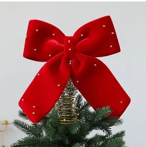 Dettaglio del fiocco puntale per albero di Natale in velluto bordeaux con perline.
