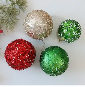 Vue détaillée de boules de Noël de 10 cm avec des paillettes et des perles blanches.