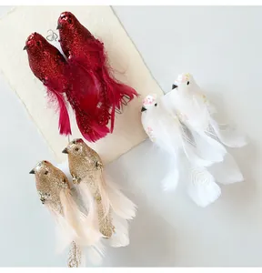 Detail van kunstmatige glimmende vogels met verensatart voor kerstboomdecoratie