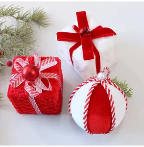 Elegantes bolas de Navidad y cajas de regalo de felpa en rojo y blanco para decoración festiva
