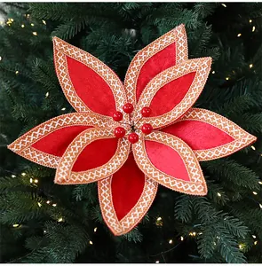 Vue détaillée d'un poinsettia de Noël en velours rouge avec bordures tissées dorées