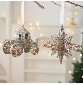 Detail von champagnergoldenen Pailletten-Weihnachtsschmuck in Kutschen- und Sternform