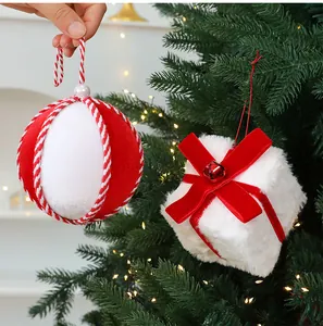Primer plano de bola de Navidad de felpa roja y blanca y adorno de caja de regalo
