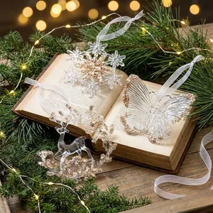 Glitzernder Weihnachtsschmuck aus Acryl mit Schneeflocken-, Schmetterlings- und Rentierdesign.