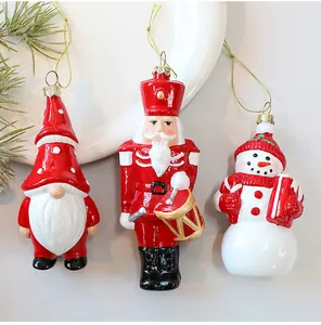Detail van kerstornamenten: notenkraker, sneeuwpop en kabouter hangers voor de kerstboom.
