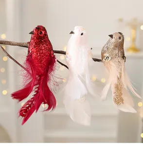 Detailweergave van glitterende rode, witte en gouden kunstvogels voor de kerstboomdecor.